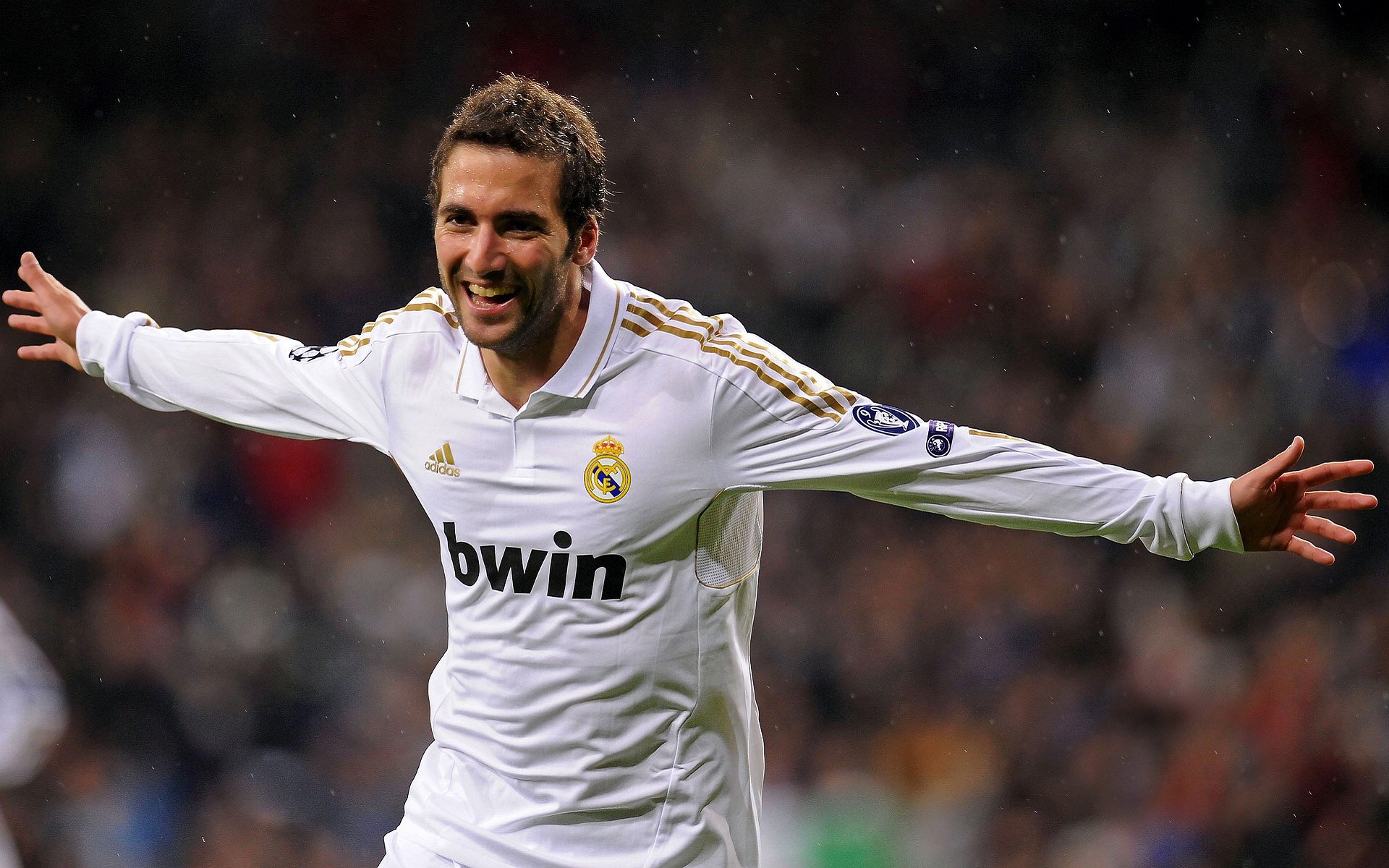 球迷见面会现场热情高涨加强俱乐部与粉丝联系，足球球迷见面会英文作文